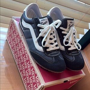 Vans Black and White Sneakers low pro
